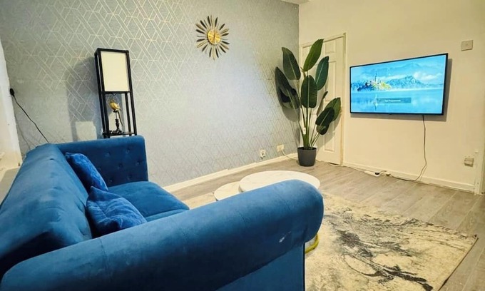 Walsall House | Walsall Comfort Home – 3-Bedroom Retreat Sleeps 6