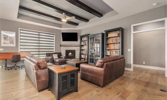 Omaha House | Modern Luxurious Living Omahas best w/King Bed