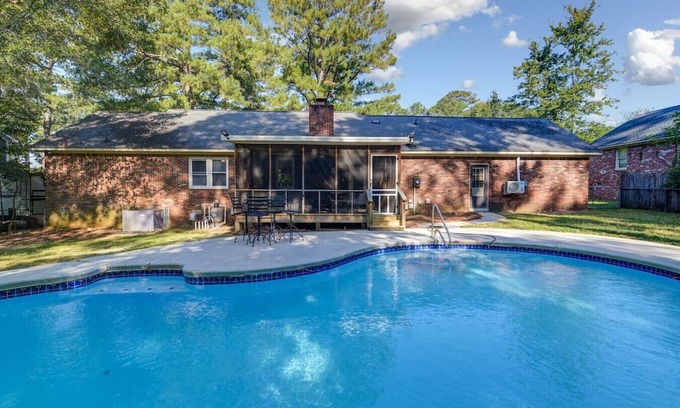 Columbia House | Family Cove | 4BR + Private Pool & Billiards