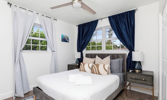 Pompano Beach House | Luxe Coastal Escape King BD Heated pool WaterFront
