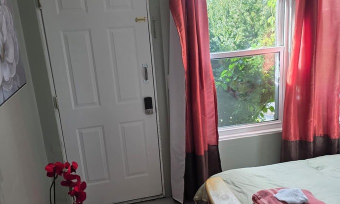 Manchester House | 3-bedroom 1 bath house in amazing Manchester with AC
