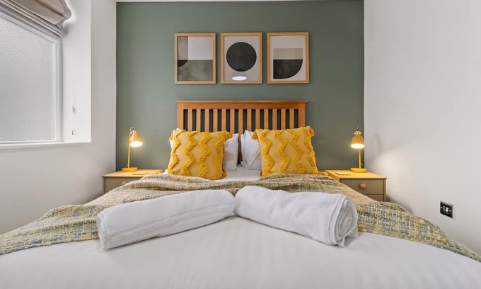 Worcester Apartment | Perry - BRAND NEW Stylish City Centre Apartment - Sleeps 4