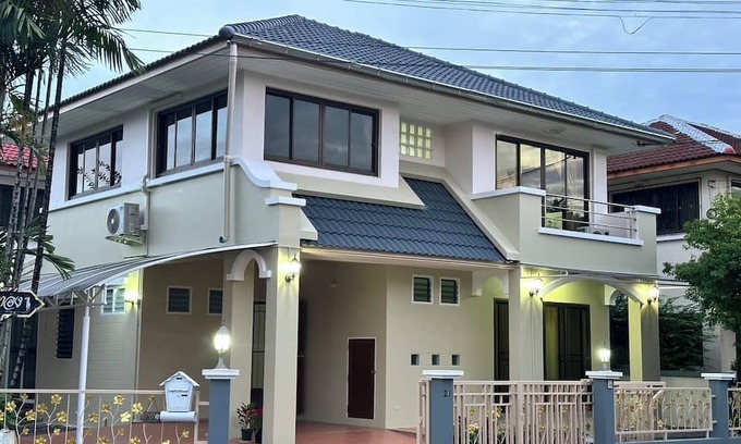 Dok Mai House | A spacious and Peaceful 3 Bedrooms detached house inside Bangkok city