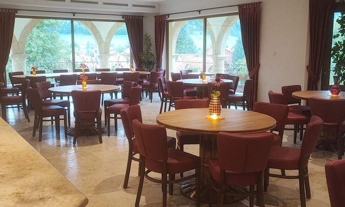 Weissenstein Apartment | Apartment in A Hotel 'Einhorn' with Mountain View, Shared Terrace and Wi-Fi