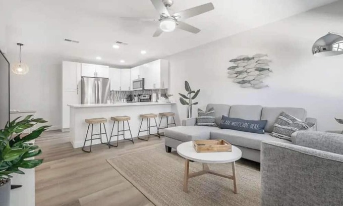 Apollo Beach House | Waterfront-Family & Pet Friendly for 6