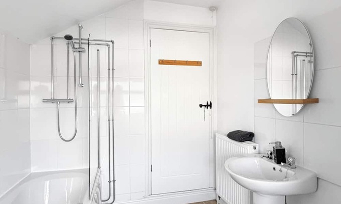 Bottesford House | Sleeps 6 2bed Home with Hot Tub Bottesford Village