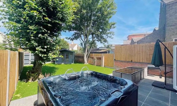 Gorleston-on-Sea House | Amber House - Stunning 8 Bedroom House