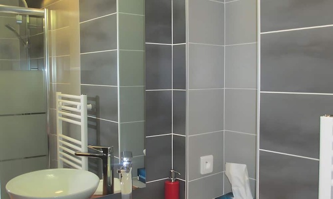 Saint-Julien-Labrousse Bed & Breakfast | Guest Room 'Room 3 – Coquelicot' with Shared Pool, Communal Terrace and Wi-Fi