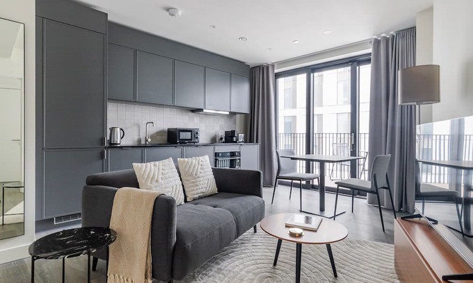 Stratford and New Town Apartment | Blueground | Stratford, pool, nr Queen Elizabeth Park