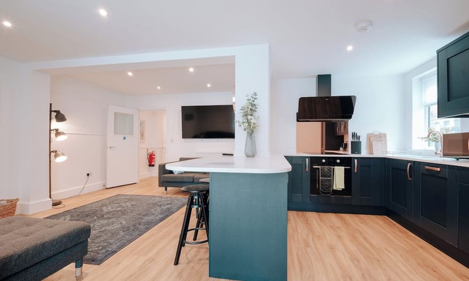 Gorleston-on-Sea House | Ivory House - Beautiful 6 Bedroom House