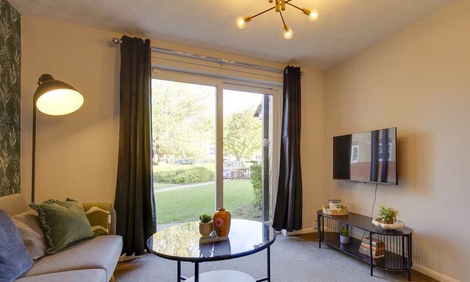 Cherry Hinton Apartment | Pass the Keys | Ground Floor Apartment with Free Parking