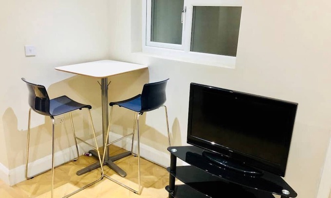 Staines Apartment | Small 3 Bed Flat near Heathrow