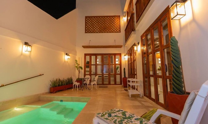 Espinal House | Casa Bali Castillo View – Private Pool & Rooftop, Near Historic Center