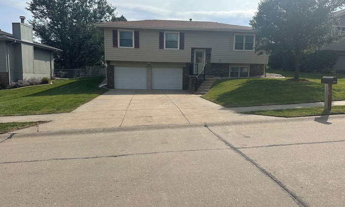 Papillion House | Charming 2-bedroom house in peaceful Papillion with AC