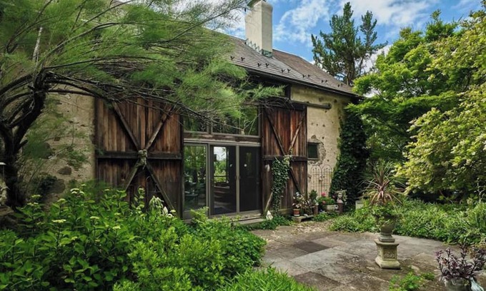 Finesville House | Close to the City, Far from Reality