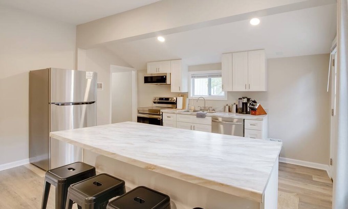 Bowling Green House | Walk to WKU, Bars & Dining! Updated Duplex Home