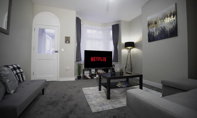Wainscot House | Spacious 3BR Home + Parking