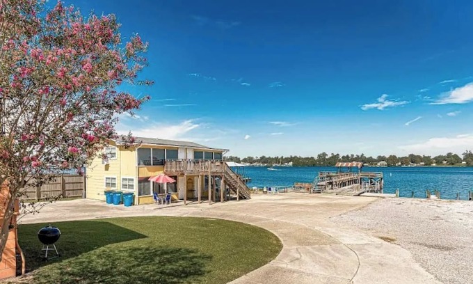 Ventress Apartment | EAGLES NEST AT THE VILLAS, COZY STUDIO APT WITH BEAUTIFUL VIEWS OF FALSE RIVER.