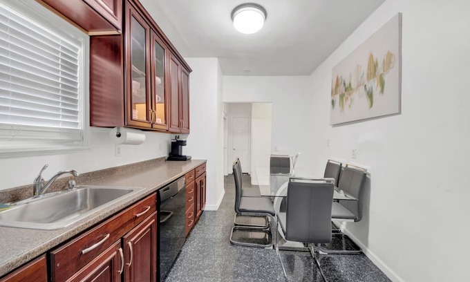 Southeast Yonkers House | Designer Home 3BR Retreat mins to NYC H1
