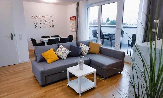 Offenbach am Main Apartment | Myskyline - for 6 persons, roof terrace, balcony, garage, bed linen incl.