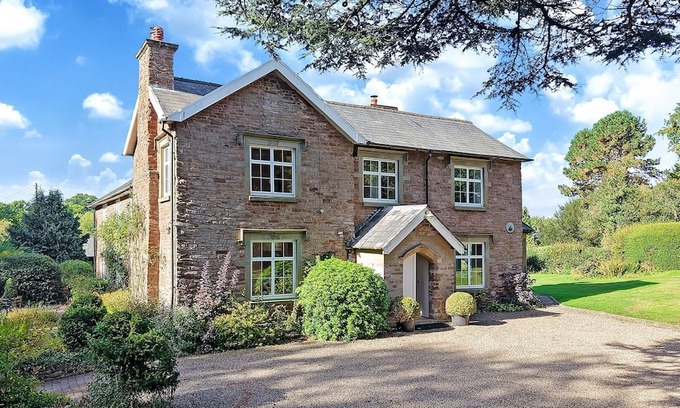 Hay-on-Wye Cottage | Blackway House - sleeps 20 guests in 7 bedrooms