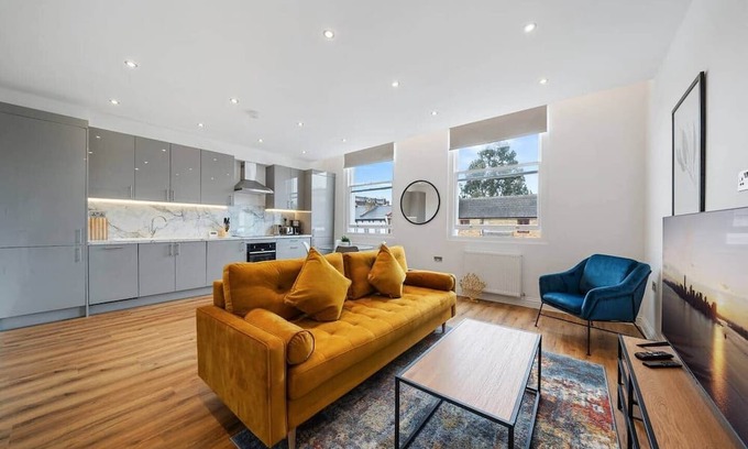Junction Apartment | Private 3-Bedroom Duplex Flat/15 mins to Central