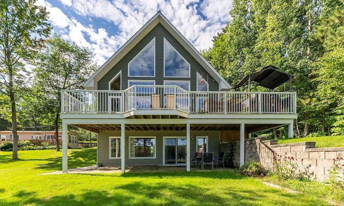 Killaloe Cottage | Gorgeous Round Lake 4 Season Waterfront Lake House