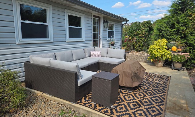 Palmyra House | Quiet corner lot w/fruit trees & gardens! Just 10mins-Hershey, 25mins-Hburg!