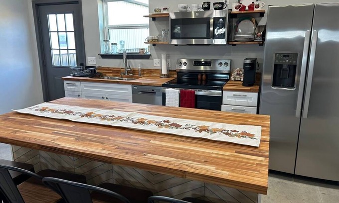 Slaughterville House | 3-bedroom townhome in charming Lexington with AC, fitness room