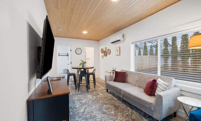 Ponderay House | Lil America – Hot Tub, Tesla EV, Near Schweitzer