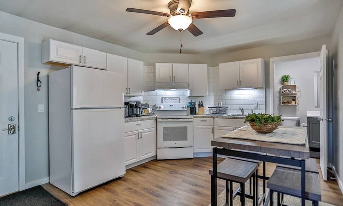 Weston Apartment | Jelinek Hideaway Unit 8