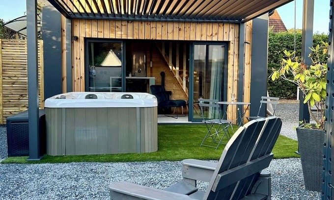 Eslettes Ski Chalet | Cosy escape in a small chalet 🏠 with outdoor jacuzzi!