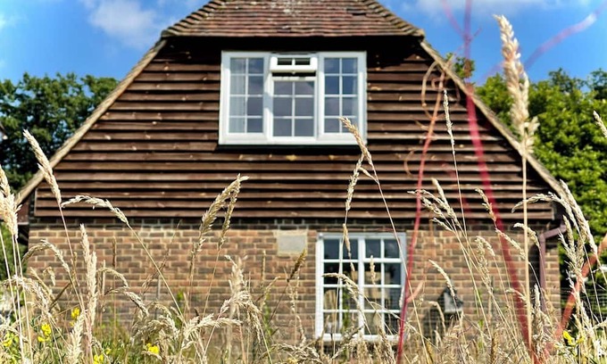 Hartfield Apartment | Detached first floor central Hartfield studio. A stone's throw from Pooh Corner!