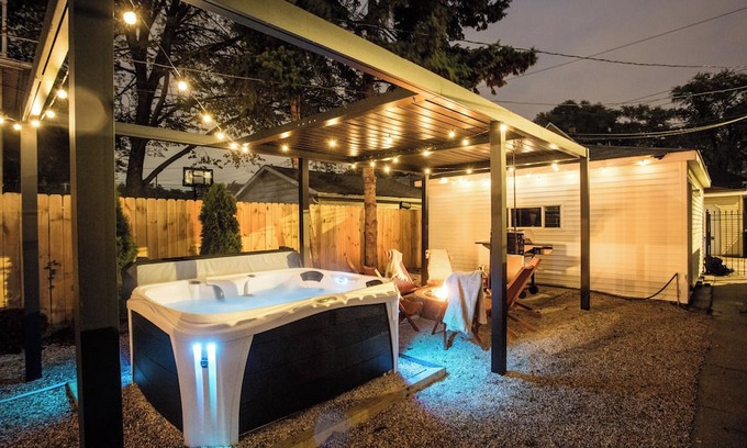 Albany Park House | Vrbo Luxe: Hot Tub, Theater, Game Room, Fire Pit, Bar, Patio, Garage - Sleeps 14