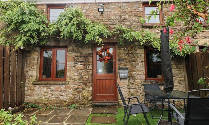 Cwmbach Cottage | MELYN, pet friendly, character holiday cottage in Aberdare