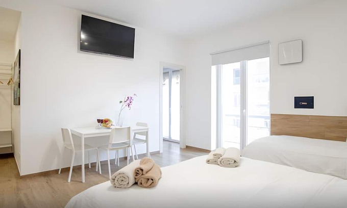 Municipio 2 Apartment | 'Il Centro Luxury Suites - Platinum' Apartment with Balcony, Wi-Fi and Air Conditioning