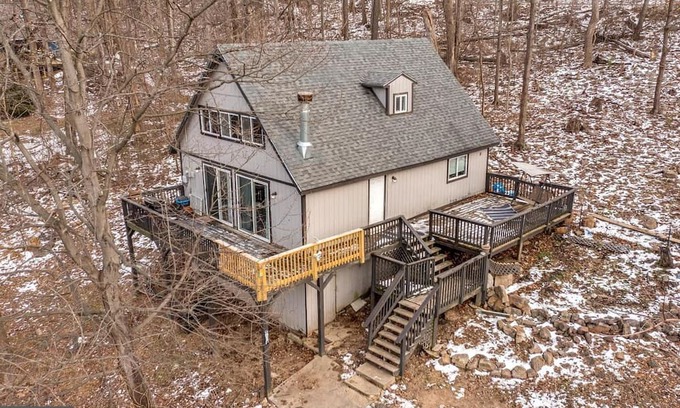 Ridgeway Cabin | Lofted Quaint Cabin with BBQ and Mountain Views in West Virginia
