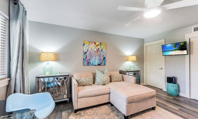 Port Aransas Condo | Cozy Studio Large Pool w/a Private Courtyard and a 5 Min Walk to the Beach