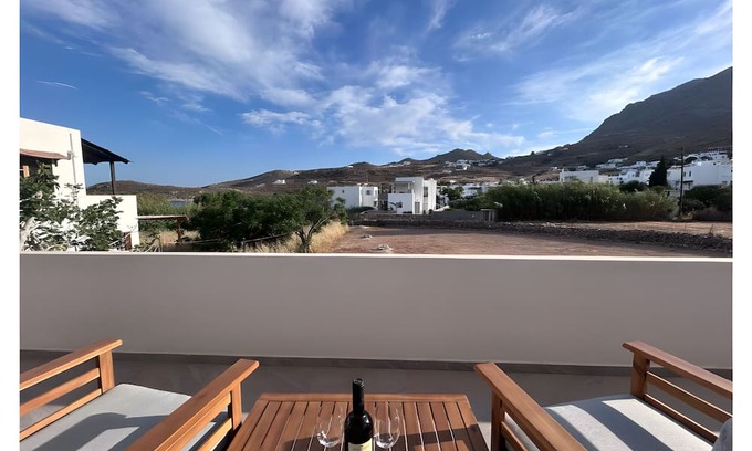 Livadi House | Holiday Home 'Livadakia Beach House' with Balcony and Air Conditioning