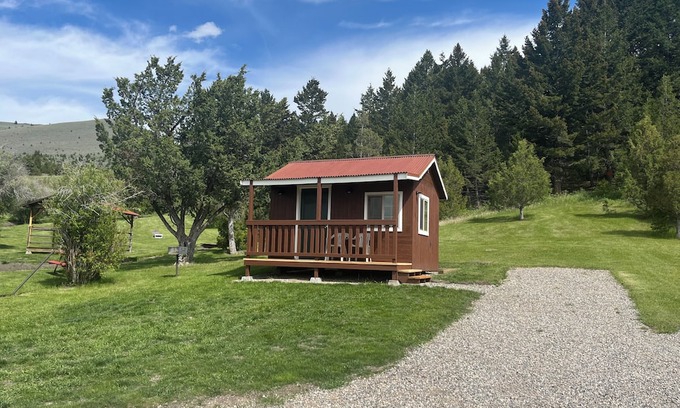 Virginia City Cabin | The Mattie White Bear - Tranquil 1 Room Cabin in Virginia City