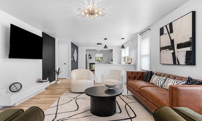 Green Bay House | Gatsby Hideaway: Boutique stay less than a mile to Lambeau Field