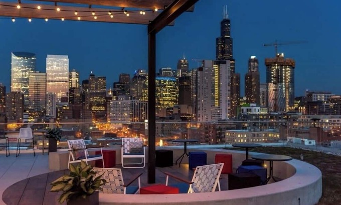 West Loop Apartment | West Loop Oasis