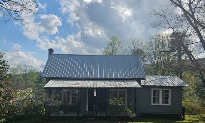Mountain Rest House | Charming 3-bedroom house in peaceful Mountain Rest with AC, WiFi
