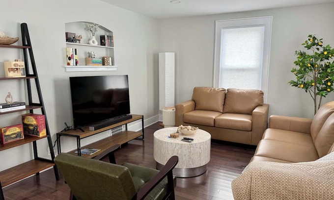 Western Gardens House | Jefferson & Grounds 3BR Steps from HWS + Hot Tub