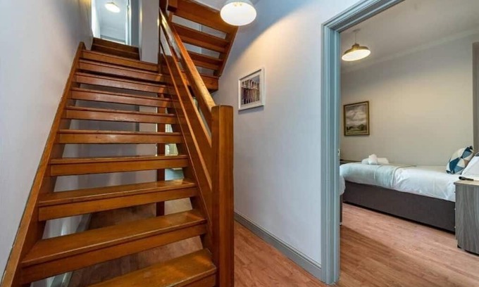 Llanelli House | 5 Bedrooms, Off Road Parking, Courtyard