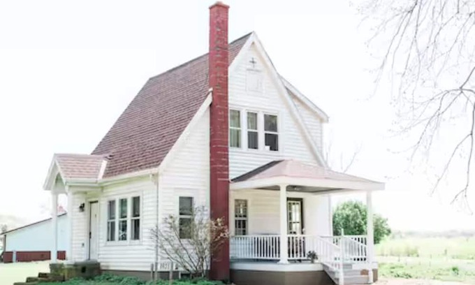Arena Cottage | Sugarland Farmhouse - Charming 2-bedroom on 10 acre farm + class 2 trout stream