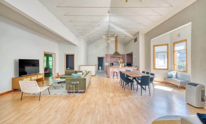 Corbett - Terwilliger - Lair Hill House | Cozy Urban Rose Residence - Downtown & OHSU!