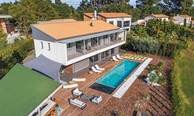 Baillargues Villa | Villa Luxe | Vue sur Golf & Piscine Privée