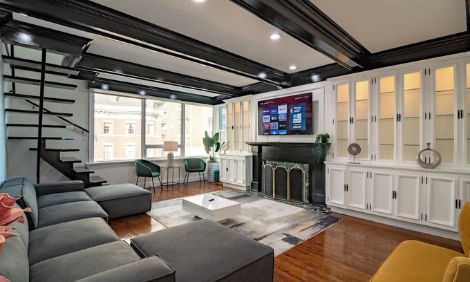 Gold Coast Apartment | Modern 4BR Gold Coast Duplex w/Jacuzzi & Balcony