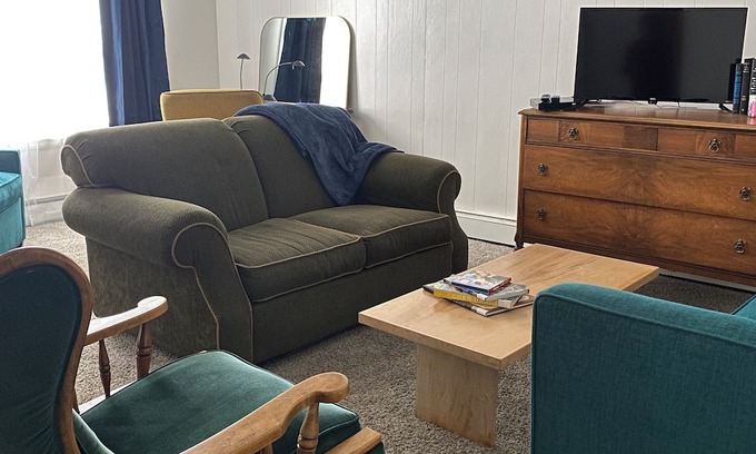 Chisholm House | Cozy 20s Vintage 2BR House in Chisholm